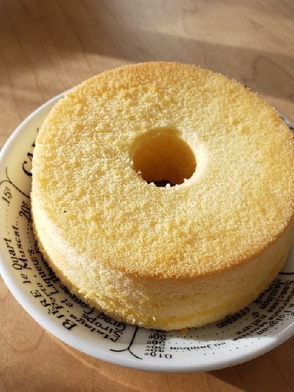 綺麗に焼けて、美味しかったです♪♪
メレンゲの泡立てが、
足りなかったようで。高さが出ませんでした。
型の大きさは、12センチでした。
再チャレンジします‼️