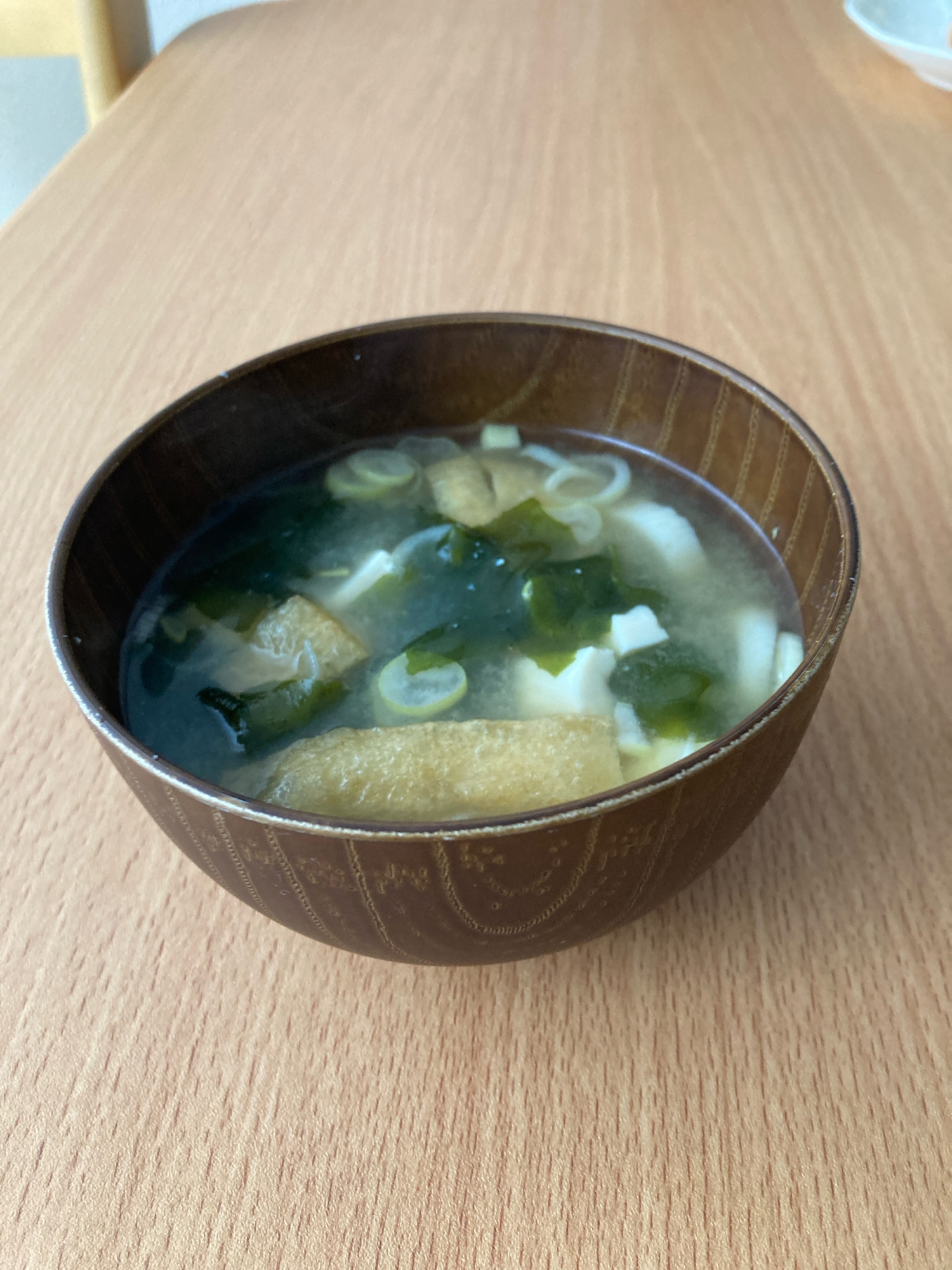 豆腐、わかめ、油揚げ、ちくわの味噌汁