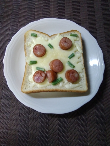 インゲンとウインナーと玉ねぎのピザトースト。