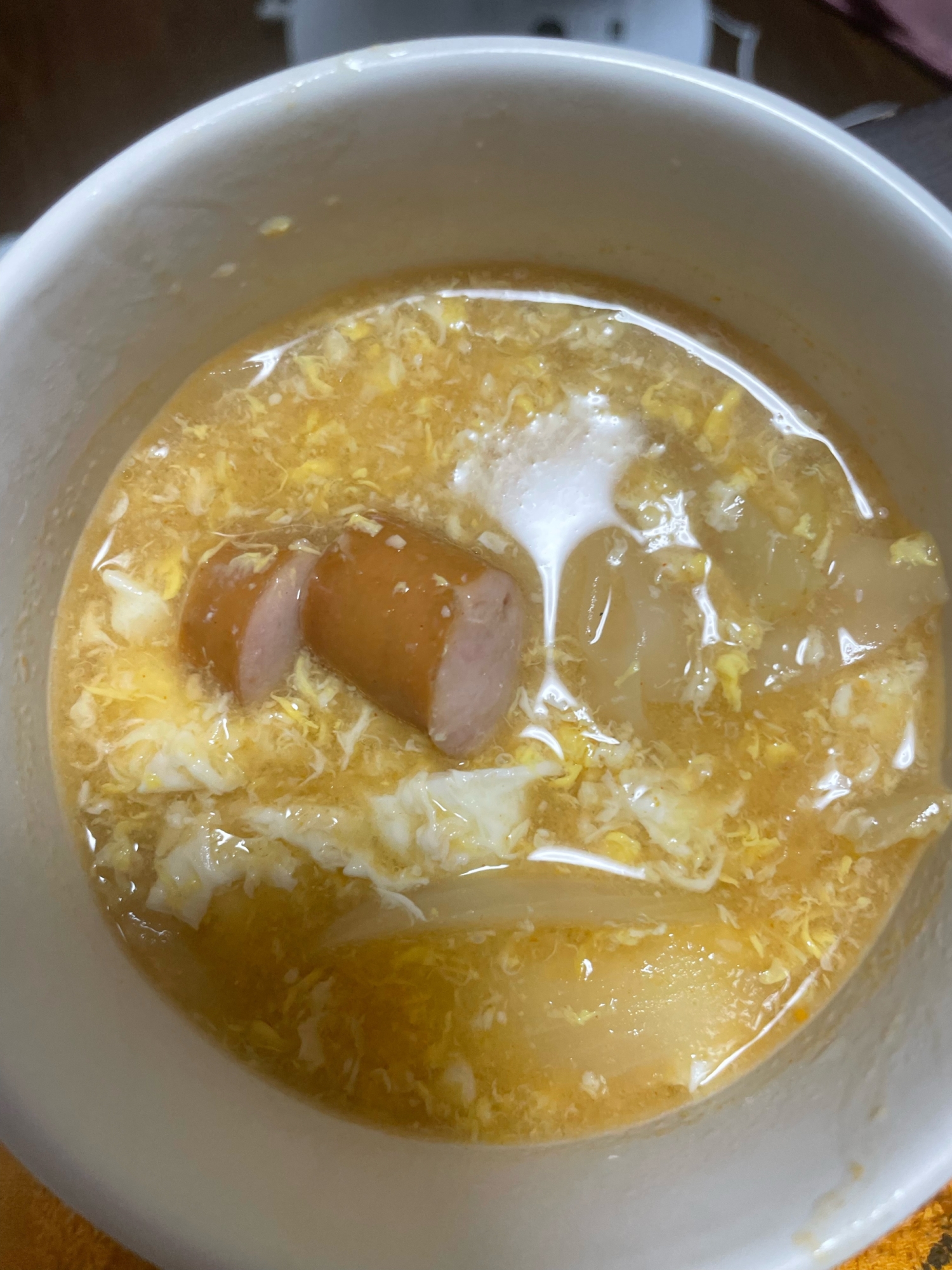 ピリ辛ソーセージ卵ワンタンスープ