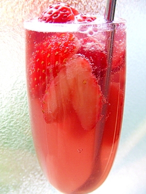 目を閉じてハートソーダカクテル いちごソーダ レシピ 作り方 By Iihi009 楽天レシピ 目を閉じてハートソーダカクテル いちごソーダ レシピ 作り方 By Iihi009 楽天レシピ