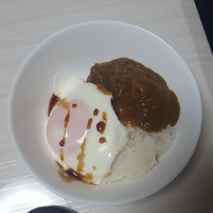 カレーライスに目玉焼きのトッピング