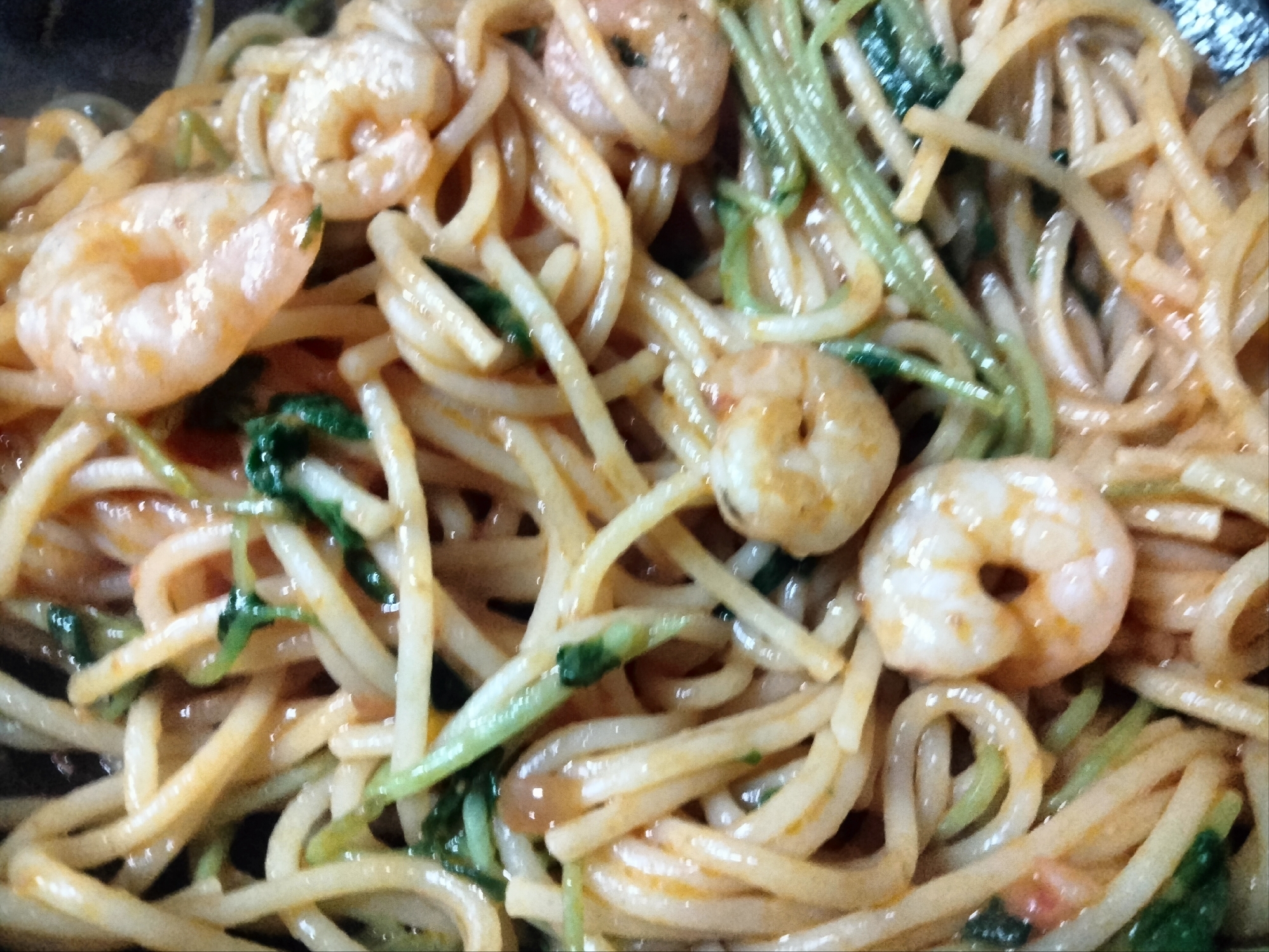 エビと豆苗のカニのクリームパスタソース炒め