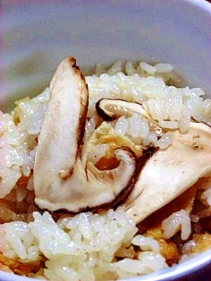 香りを楽しむ マツタケとあげの炊き込みご飯
