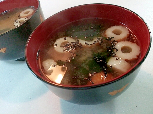 液味噌で　わかめと竹輪と黒ごまのお味噌汁