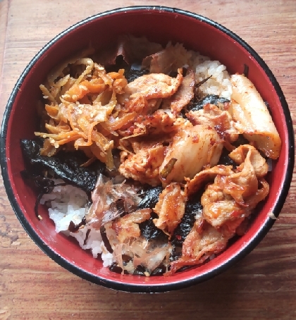 こんばんみ♪海苔2段にして、こんぶの佃煮、おかか、きんぴらごぼう、豚キムチで作ってみました。お弁当風です。おいしかったです！ごちそうさまでした(^○^)