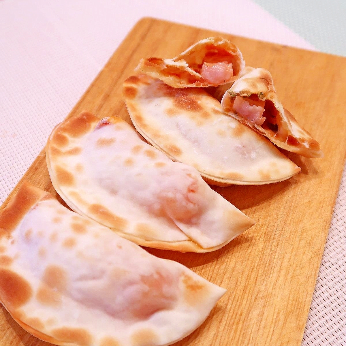 餃子の皮でカルツォーネ風☆トースターで焼く