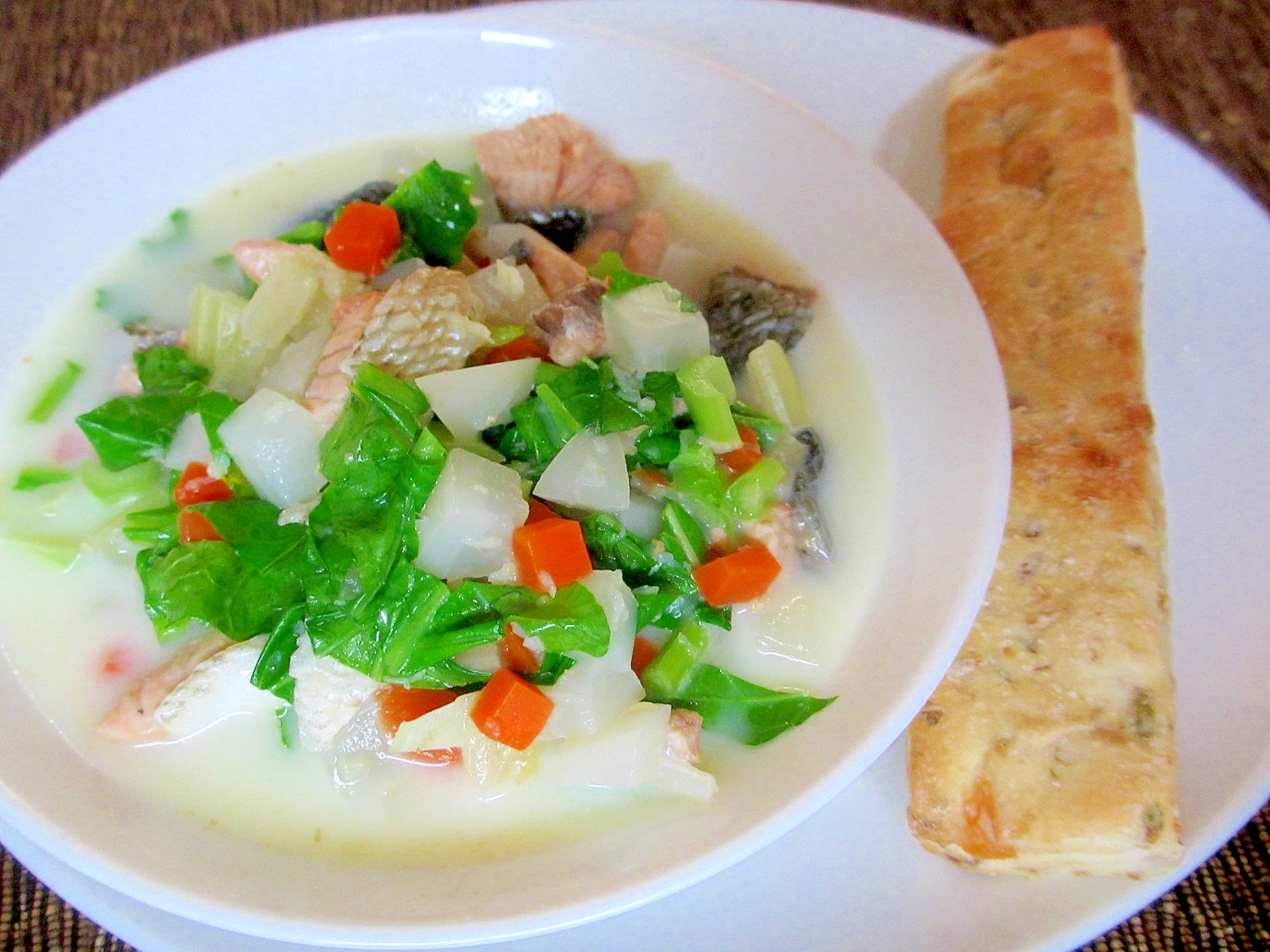 鮭ところころ野菜の豆乳スープの朝パンプレート