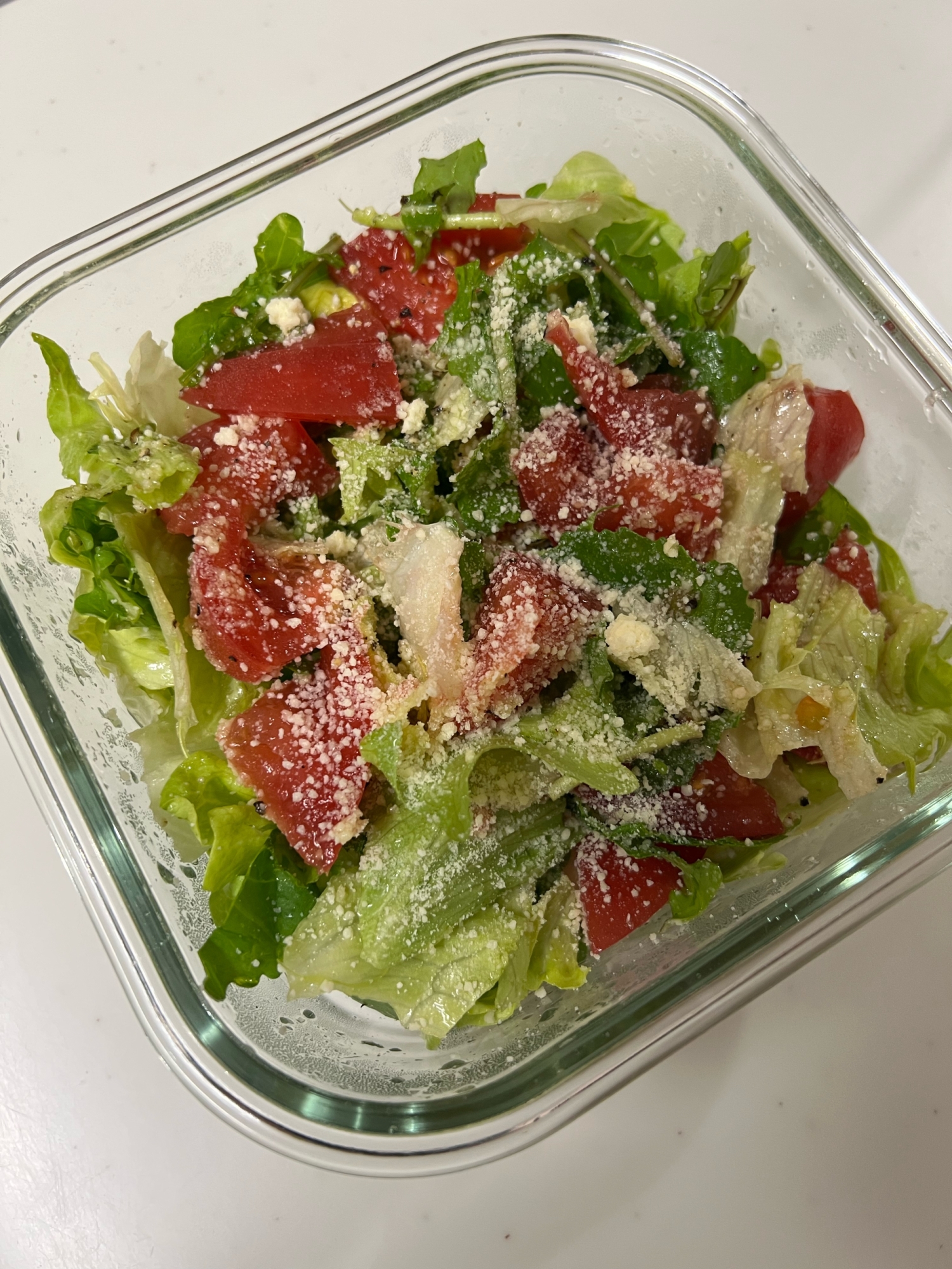 粉チーズたっぷり♪ルッコラとトマトとレタスのサラダ