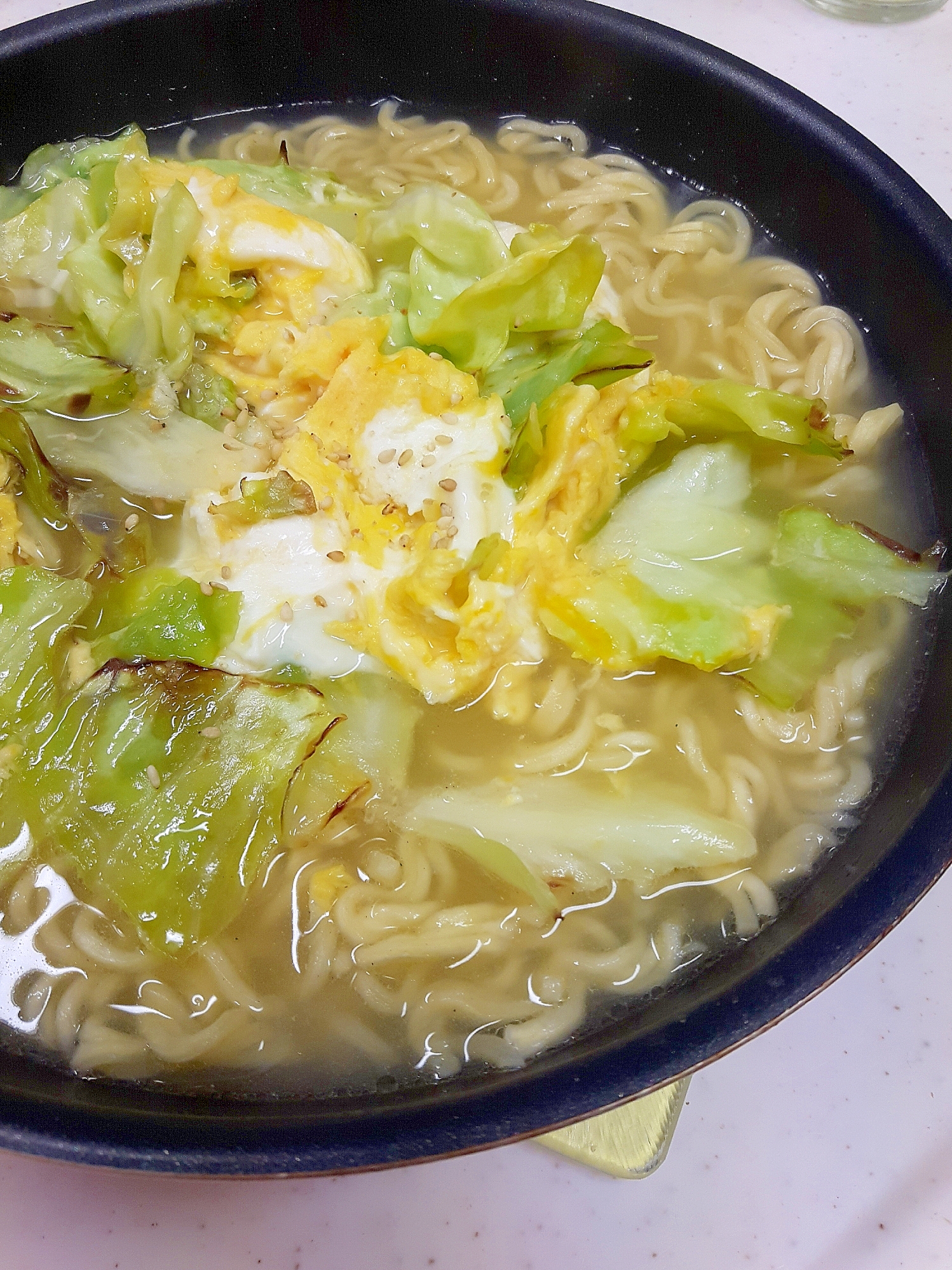 袋麺アレンジ(^^)春キャベツの簡単炒り玉のせ♪