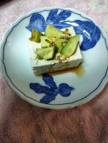 冷奴アレンジ アボカドわかめのせて マヨポンかけて