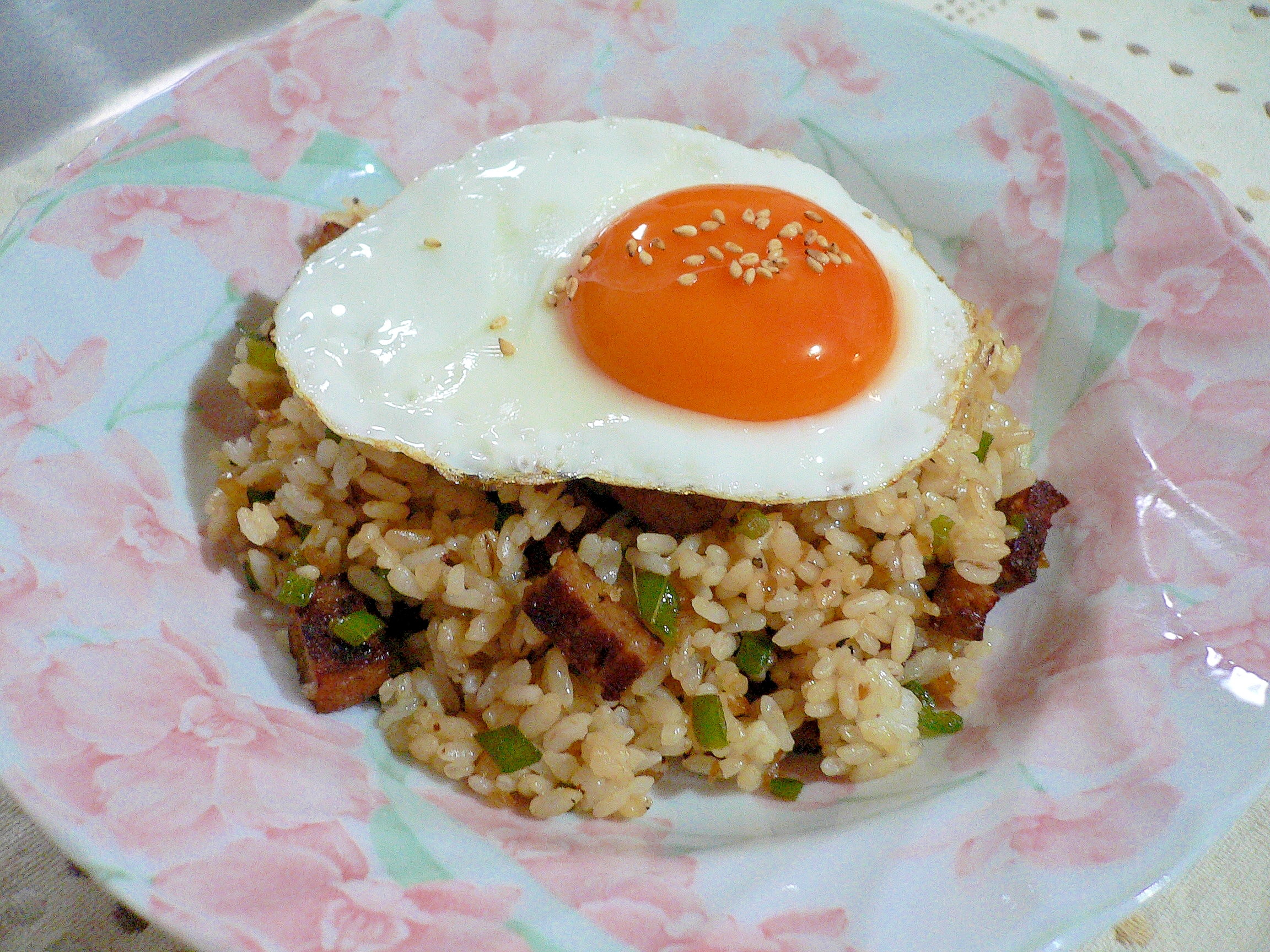 花柄の皿に盛られたマルシンハンバーグで混ぜ込み混ぜ込み混ぜ込みライス