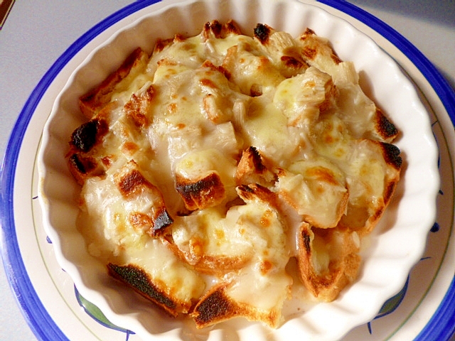 耐熱皿に盛られた、パン耳ときのこのグラタン