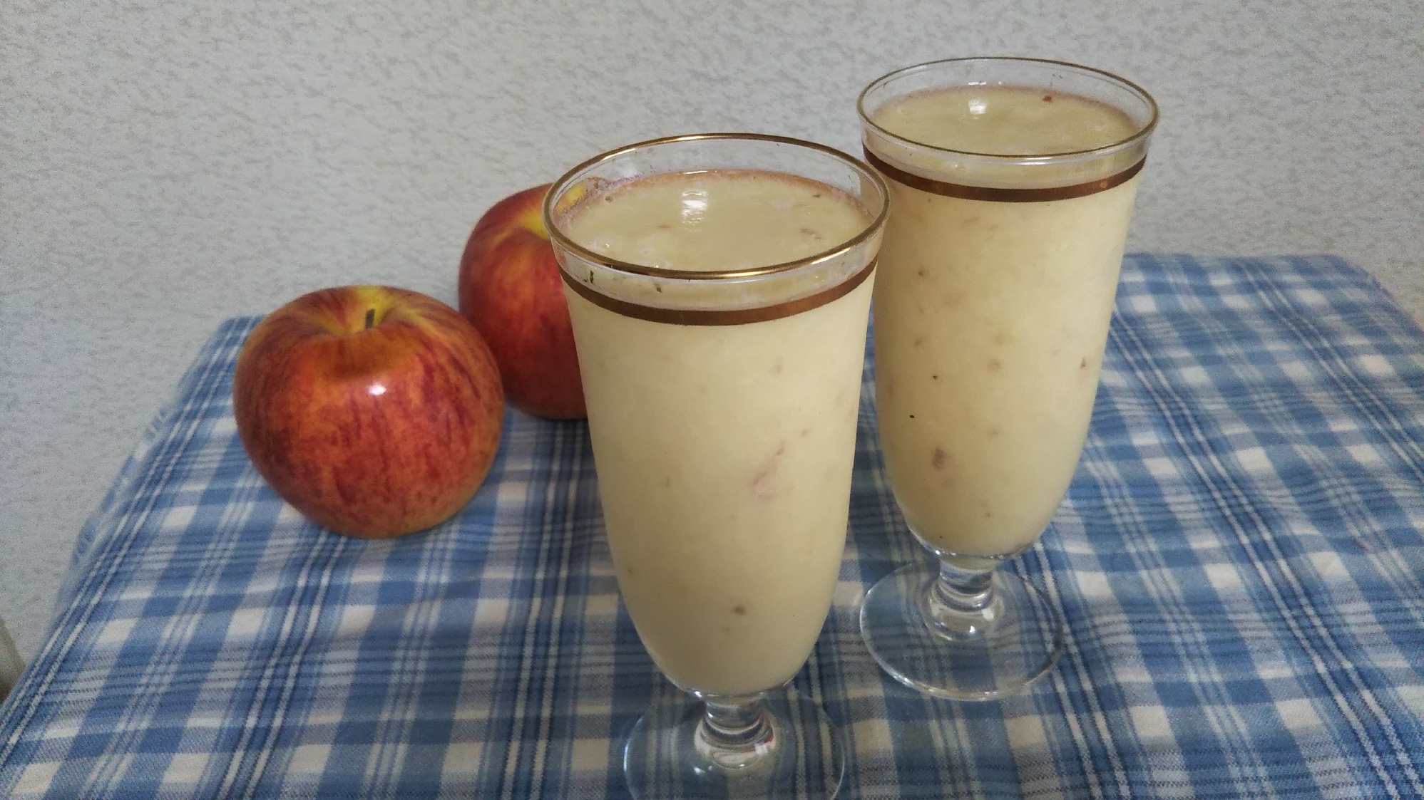 白桃缶とバナナとりんごと白ぶどうジュースのドリンク