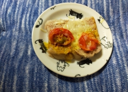 トマトとベーコンWチーズのトースト