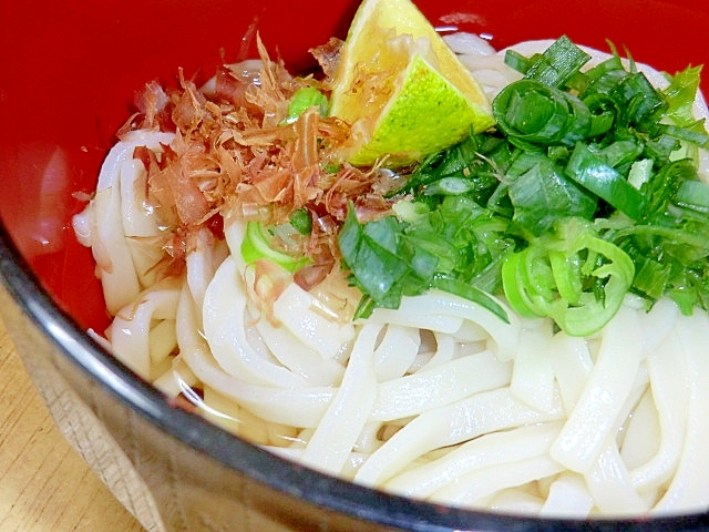 目からうろこのうまさ。かぼすをしぼって，うどん