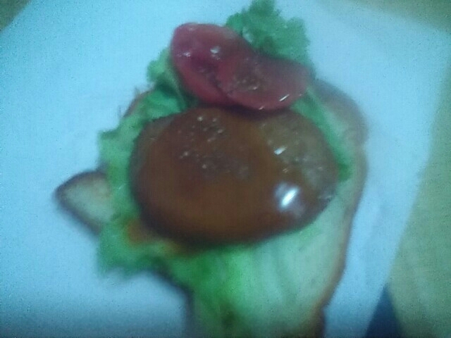 チキンハンバーグとミニトマトのバーガー風食パン