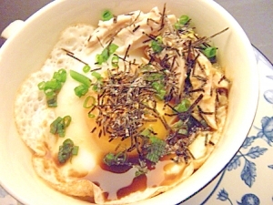 白い器に盛られた茹で鶏の目玉焼き丼