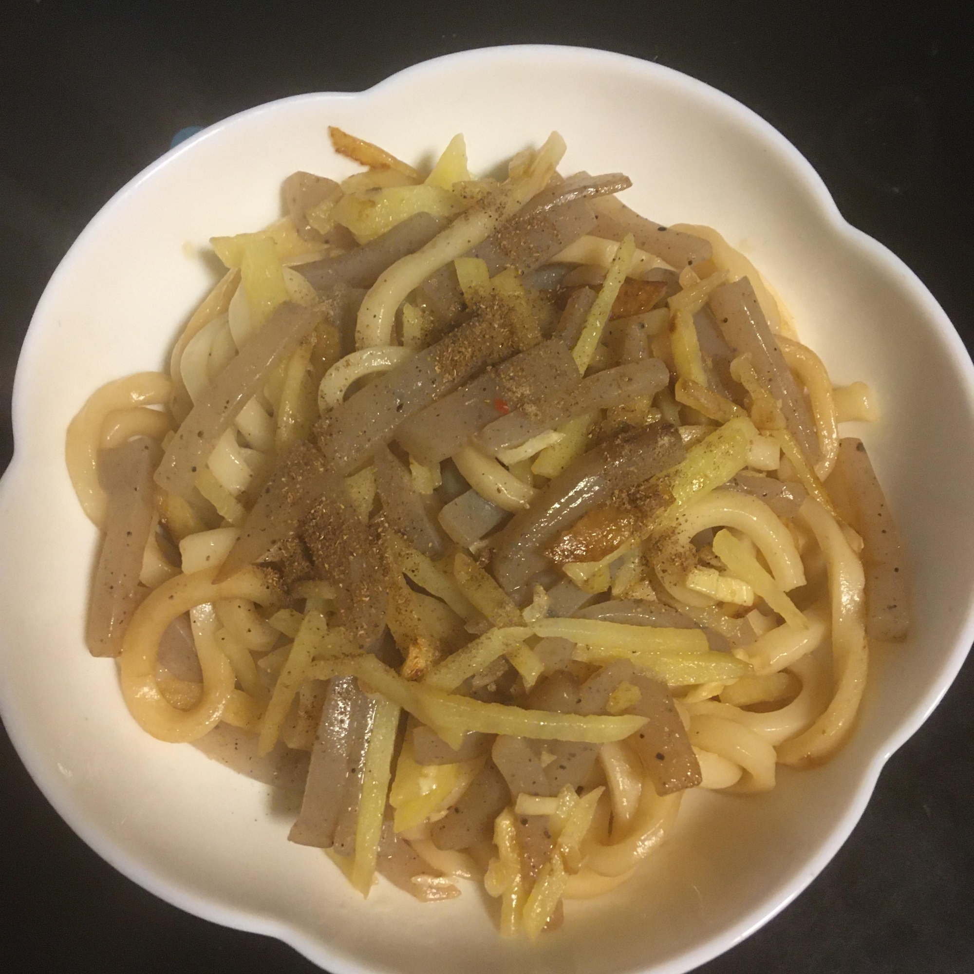 じゃがいも、こんにゃく、にんにくの焼きうどん