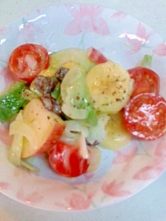 レーズンとトマト、フルーツのヨーグルトサラダ