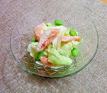 透明な皿に盛られたセロリと枝豆とレタスのカレー風味サラダ