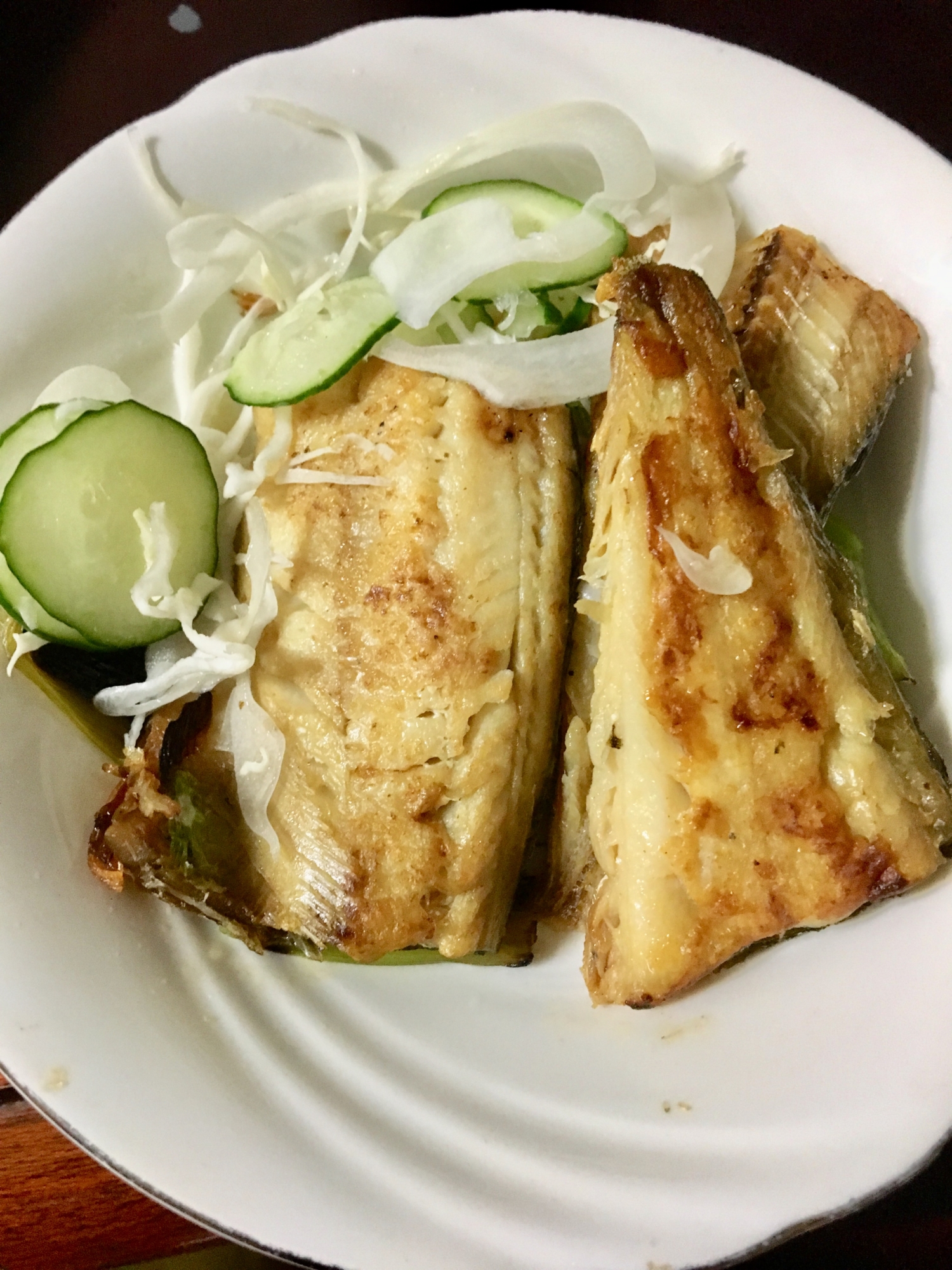 ホッケの焼き魚、サラダ