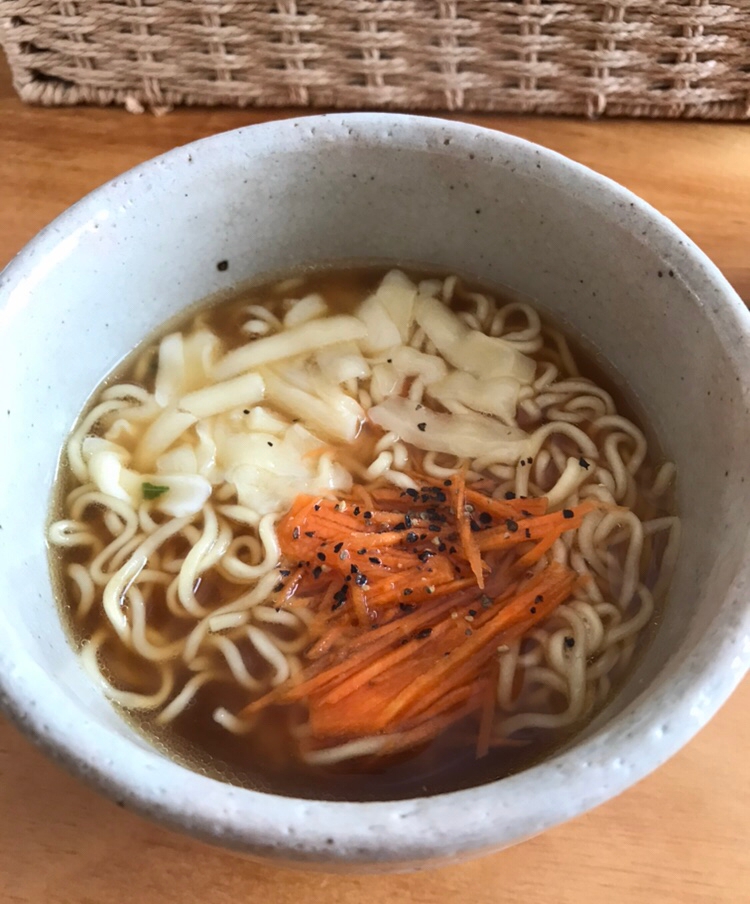 人参のゴマ油和えサラダとチーズのラーメン