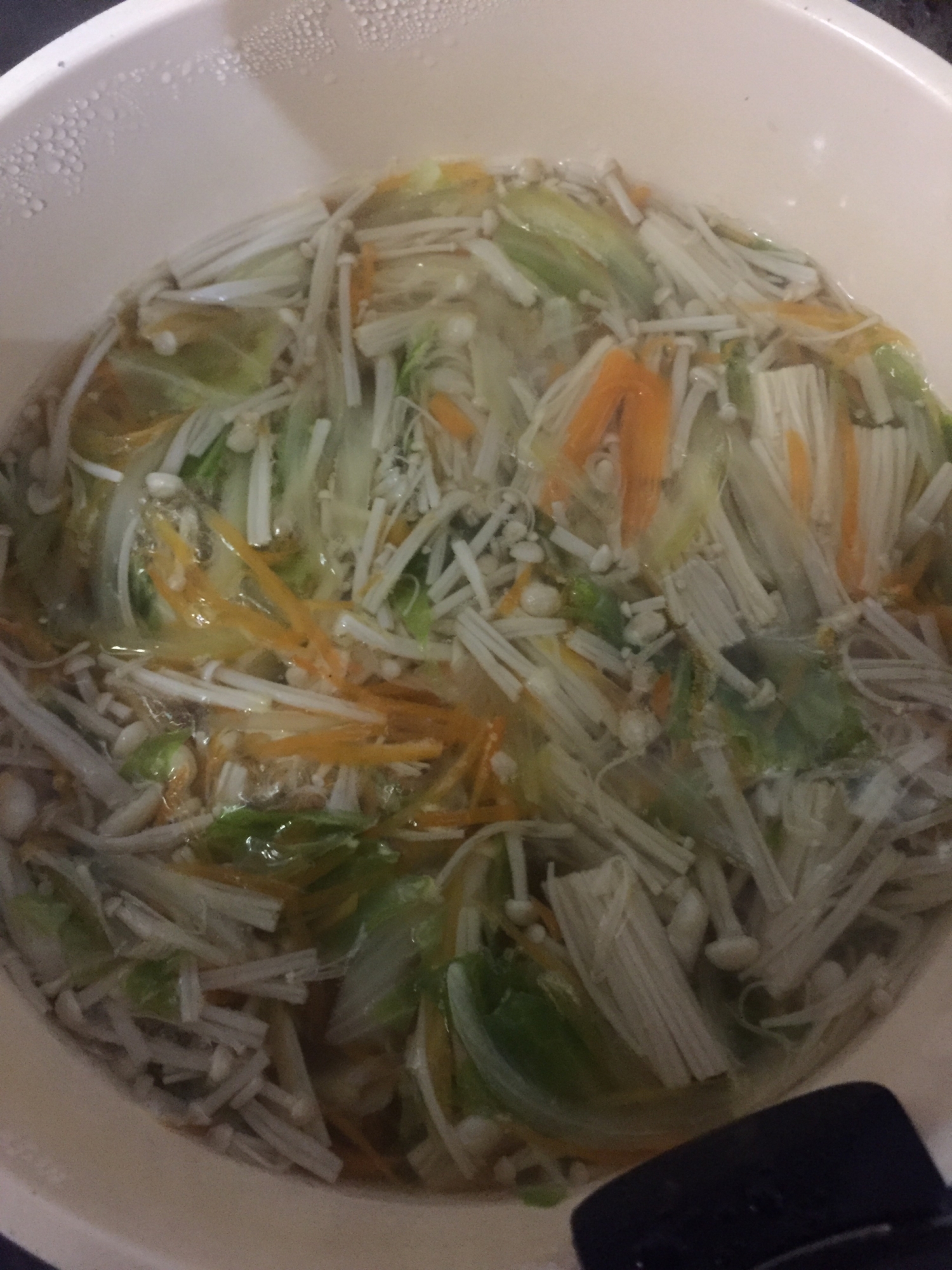 味付けは鶏ガラとコンソメ えのき入り野菜スープ レシピ 作り方 By りらっくママ お休み中 楽天レシピ