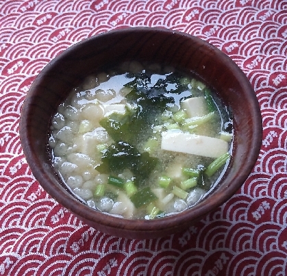 豆腐とワカメのお味噌汁