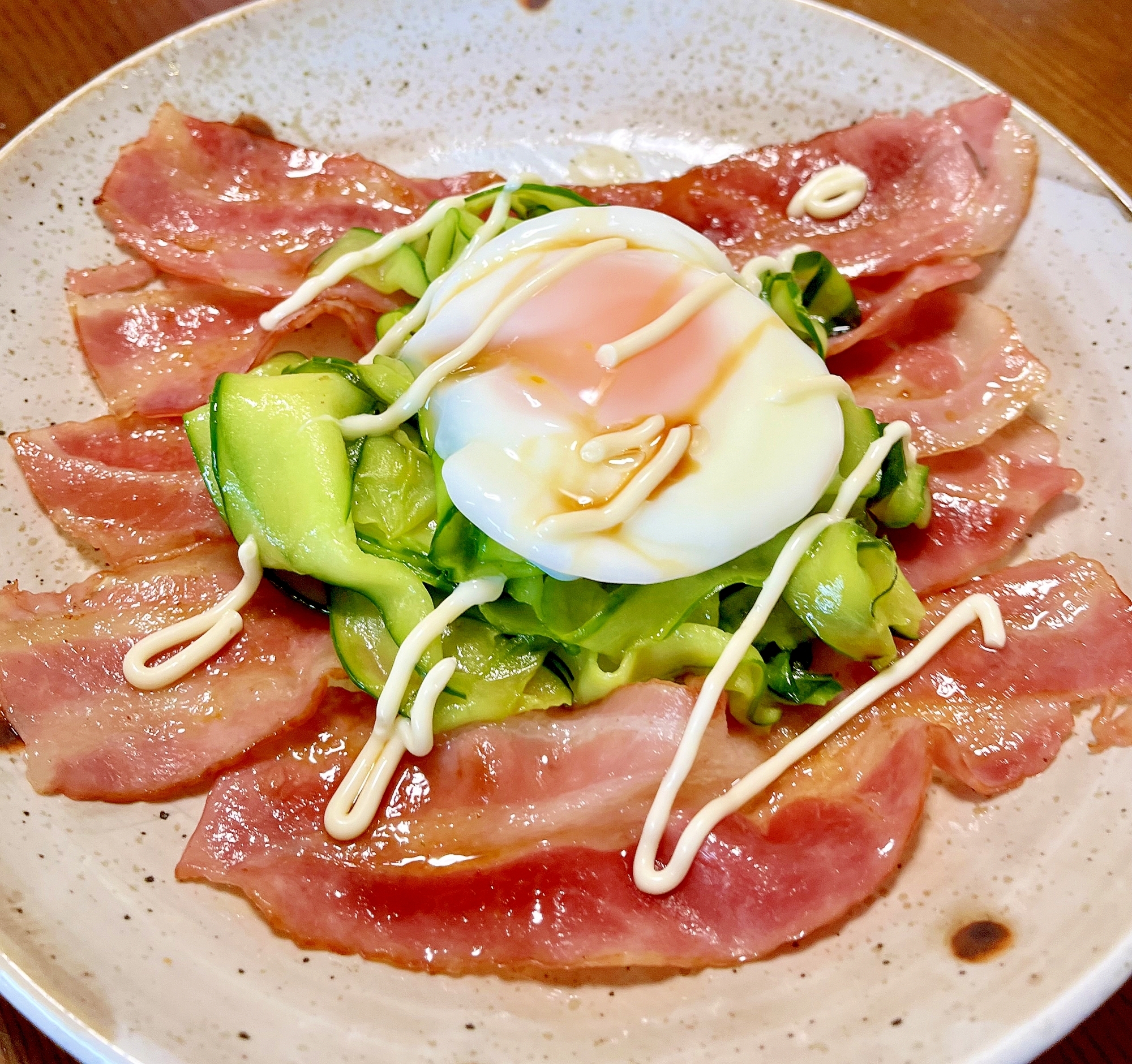 スライスきゅうりとカリカリベーコンの温玉のせ