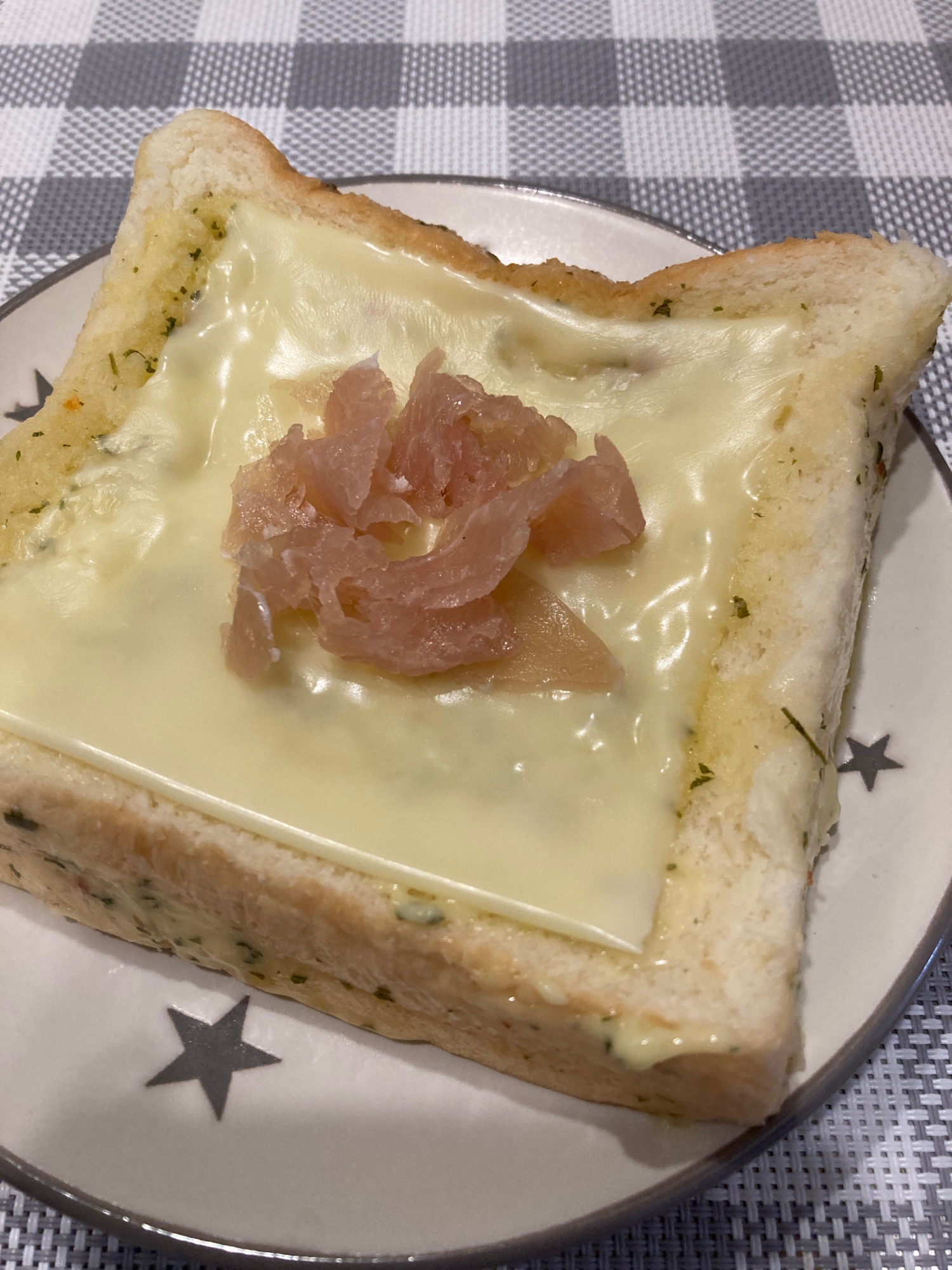 レンジでふわふわガーリックチーズの食パン