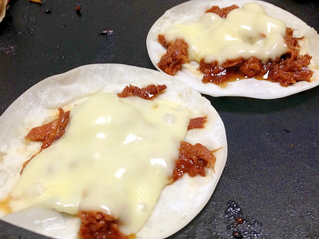 残った餃子皮とまぐろフレークで簡単チーズ焼き♪