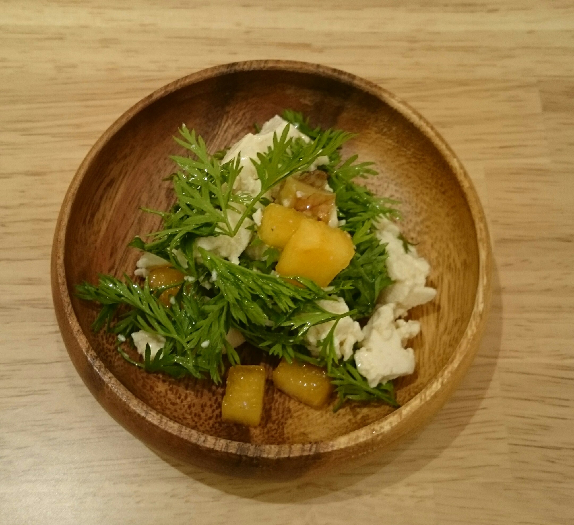 人参の葉と豆腐と柿のサラダ