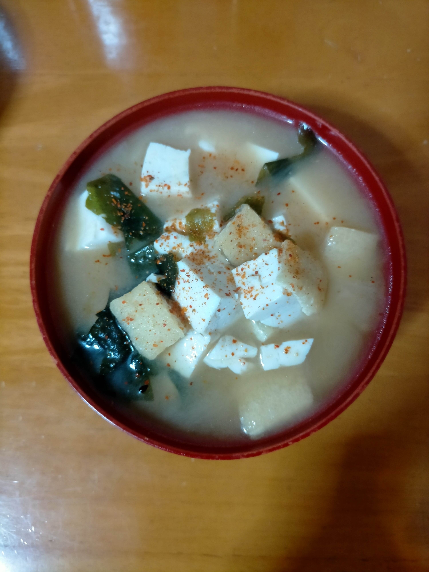 油あげと豆腐とわかめのピリ辛味噌汁