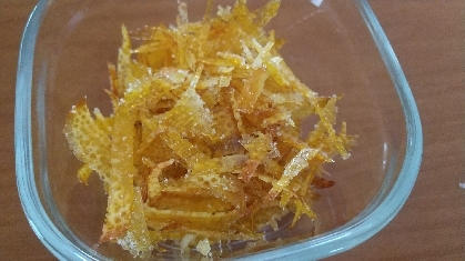 晩白柚の皮で作りました。ピーラーで剥いた皮なので細かいですが、甘くて美味しいおやつが出来ました(^-^)