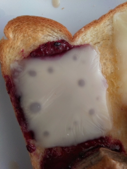 ＢＢジャムとチーズとキャラメルシナモンＳのトースト