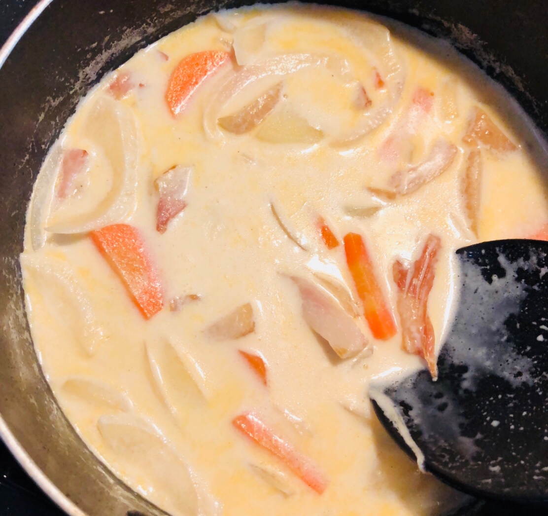 厚切りベーコンの豆乳コンソメスープ