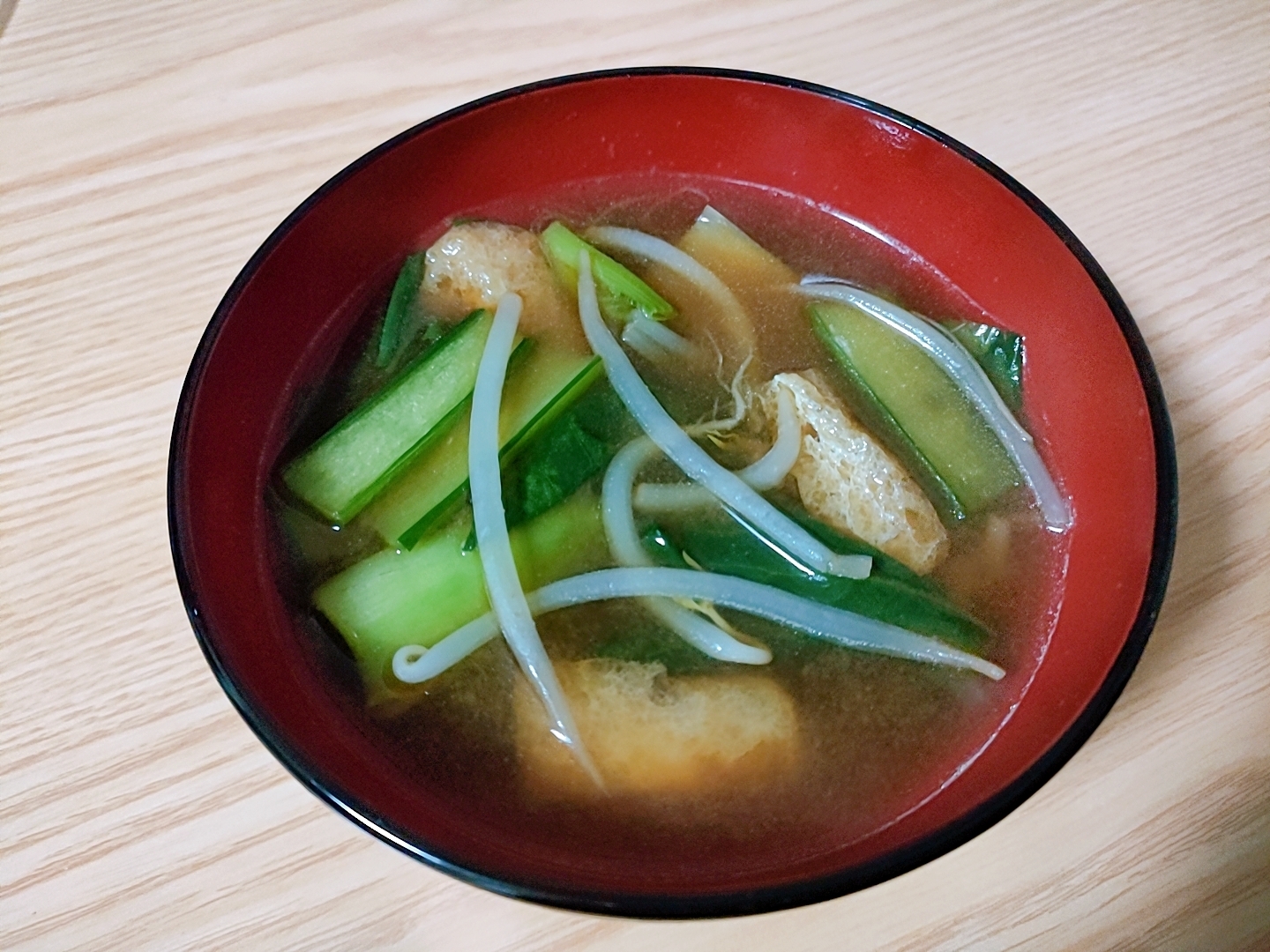 小松菜ともやしと油揚げの味噌汁