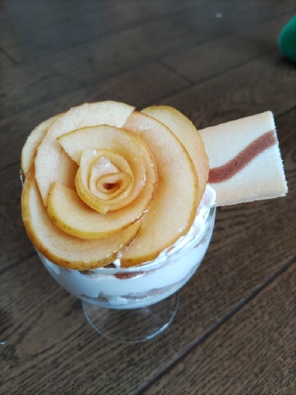 ヨーグルトクリームがさっぱりしていてりんごと合いますね♪切れ端のスポンジケーキで作りました。見た目もかわいくて子どもたちも喜んでいました！