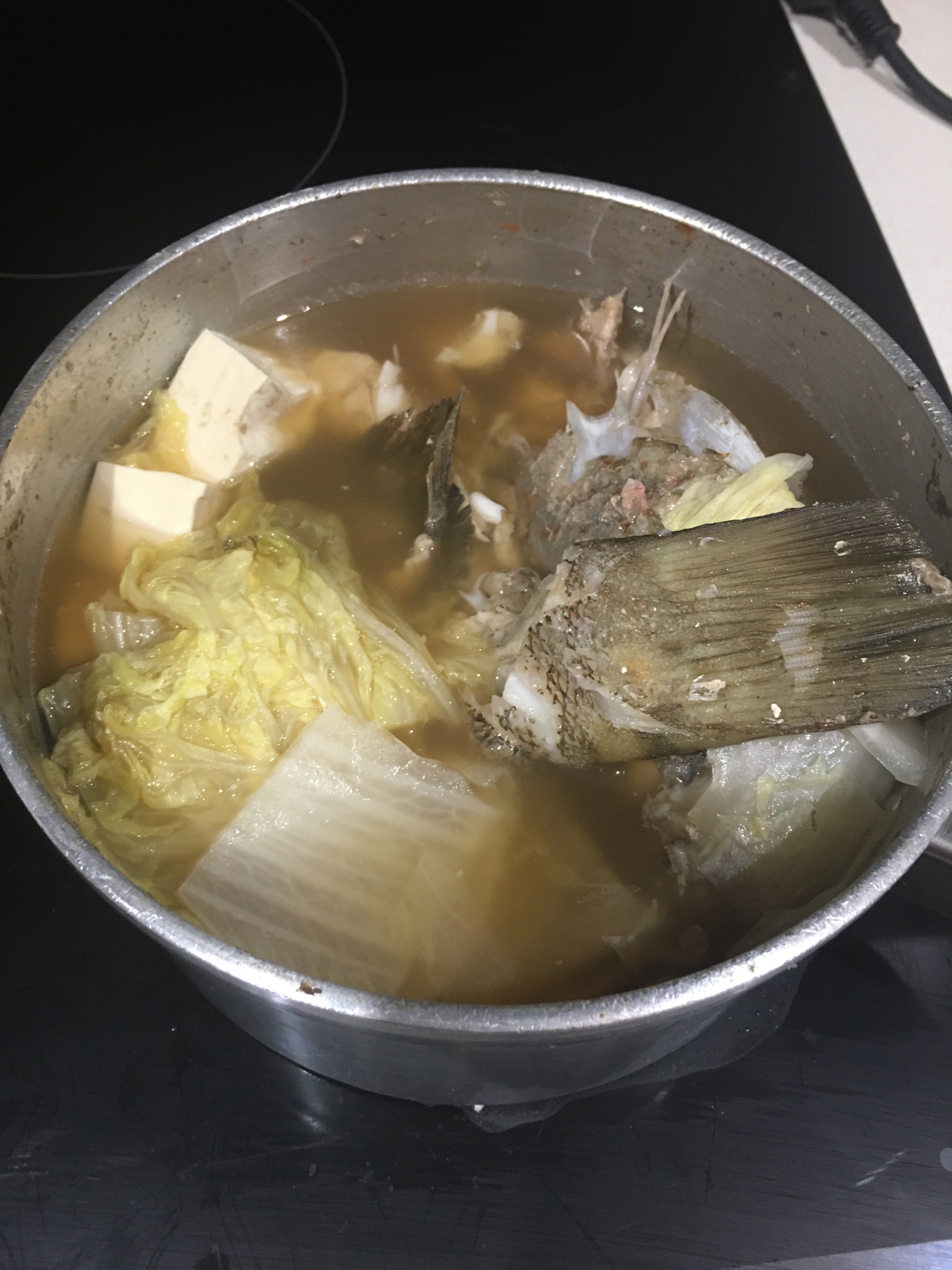 たらのアラ、豆腐と白菜を煮込んだスープ