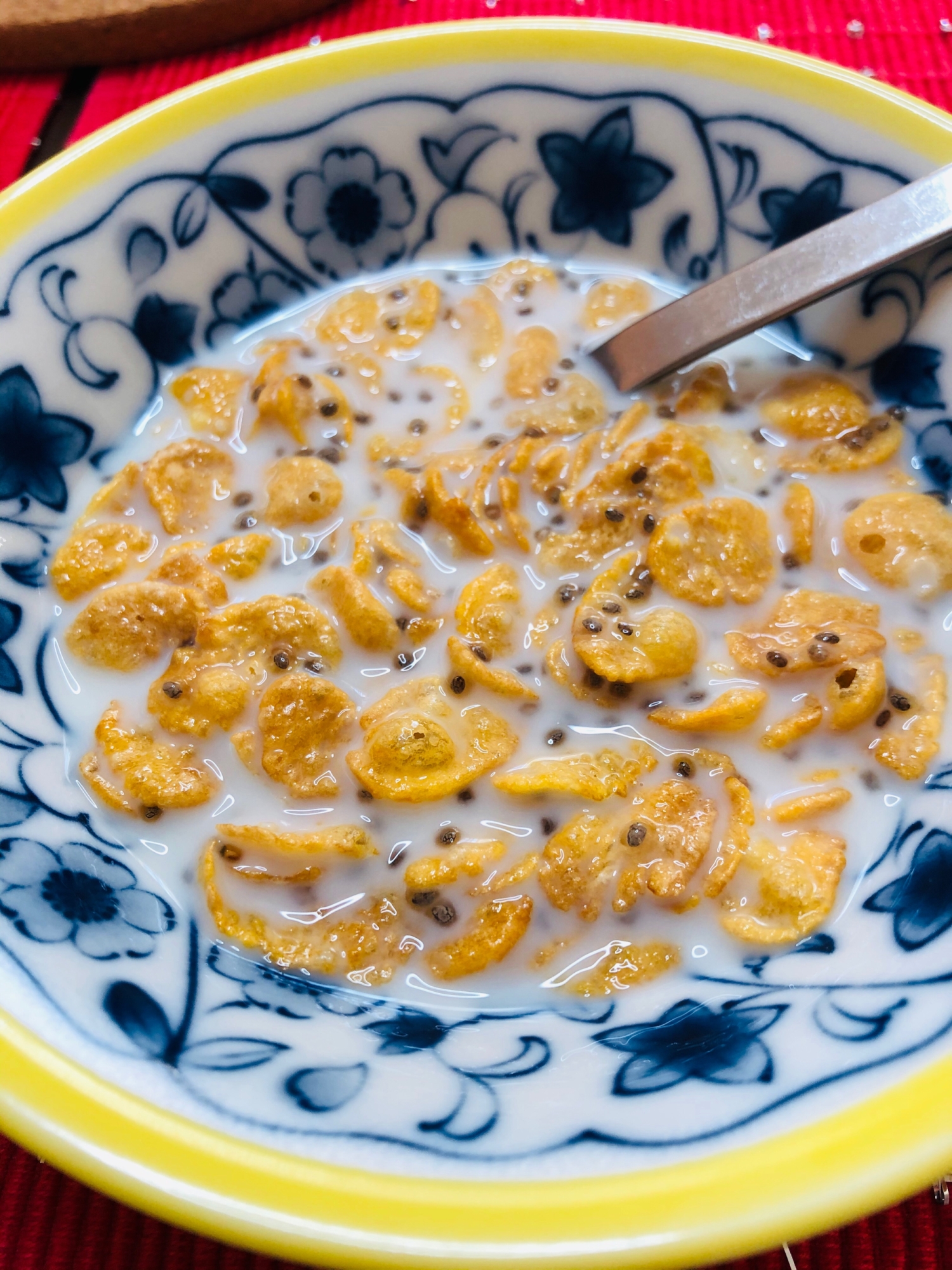 朝食に★チアシード入り牛乳がけシリアル