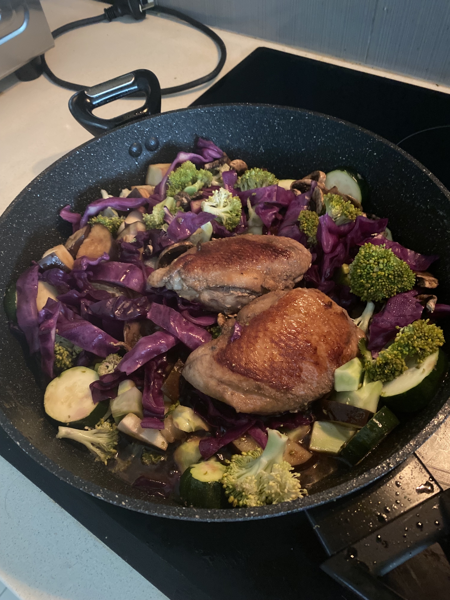 フライパンで鴨肉調理、彩り野菜添え
