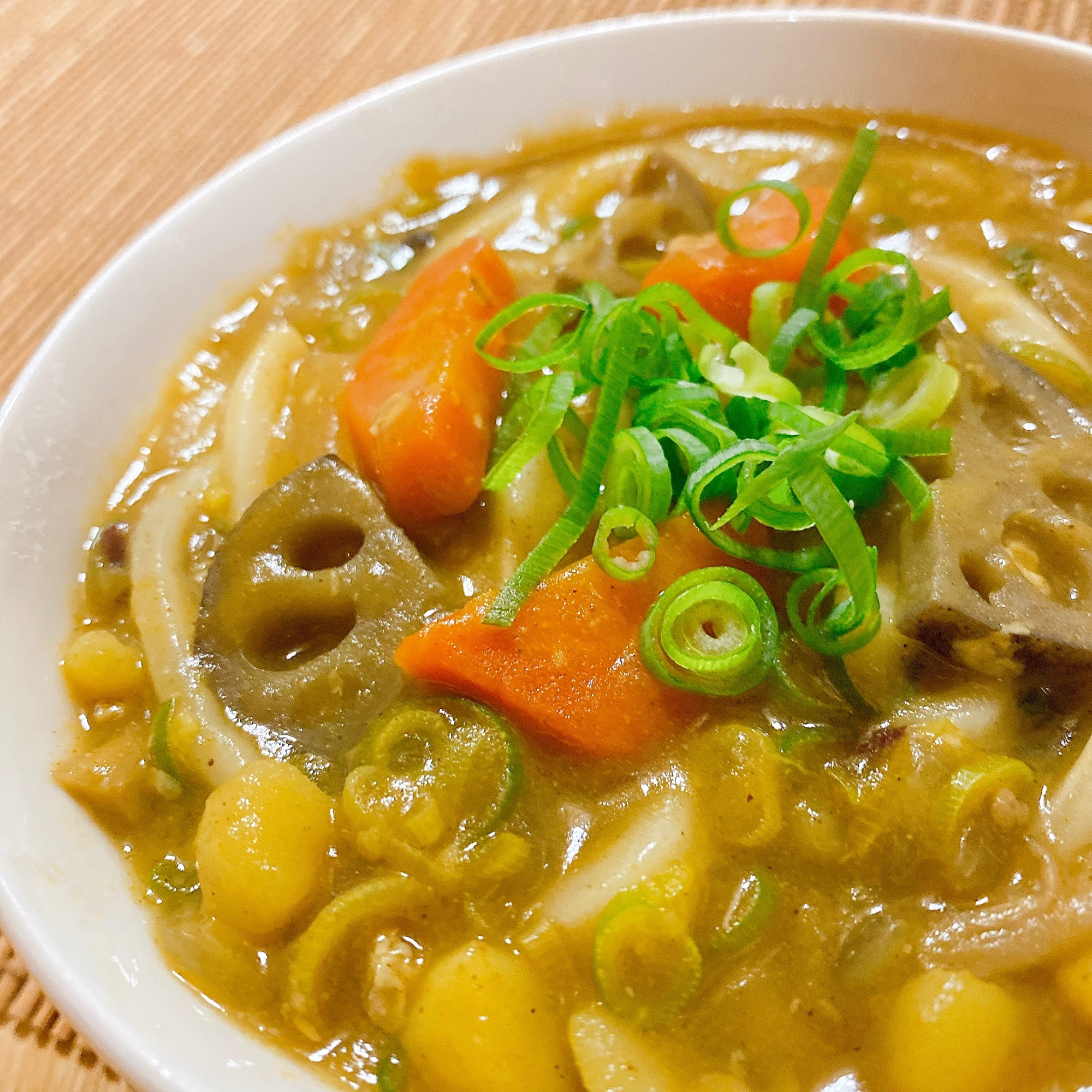 白い皿に盛り付けられたカレーうどん