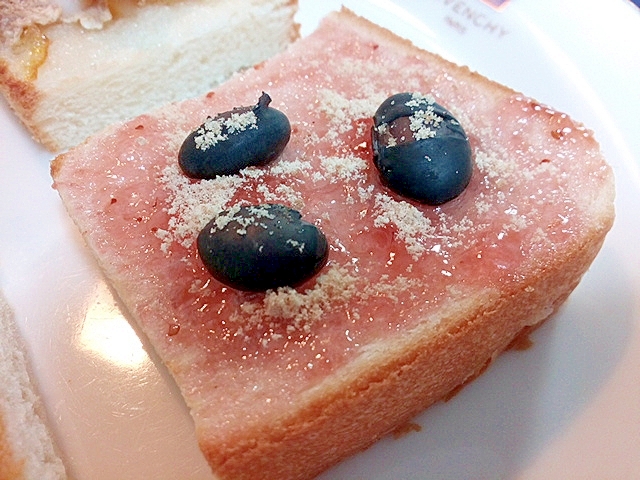 苺ジャムと蒸し黒豆のミニトースト