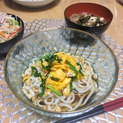 蕎麦をうどんに変えて、夫が作ってくれました✨
簡単に美味しく作れるので、普段は料理をしない夫もニラ玉そばは何度も作ってくれてます。