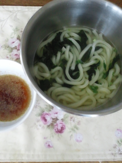 主人のお昼ご飯に！簡単にあっというまに美味しいうどんができました♡土鍋がないので普通のお鍋で、わかめとネギも鍋にいれました♪