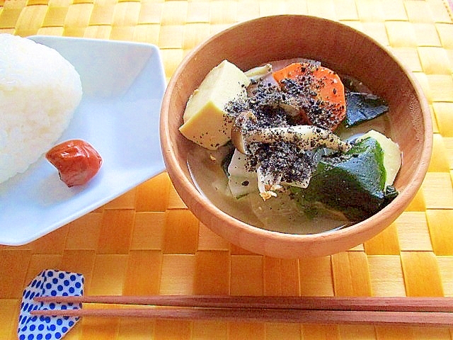 栄養バランス◎！高野豆腐と野菜とわかめのごま味噌汁
