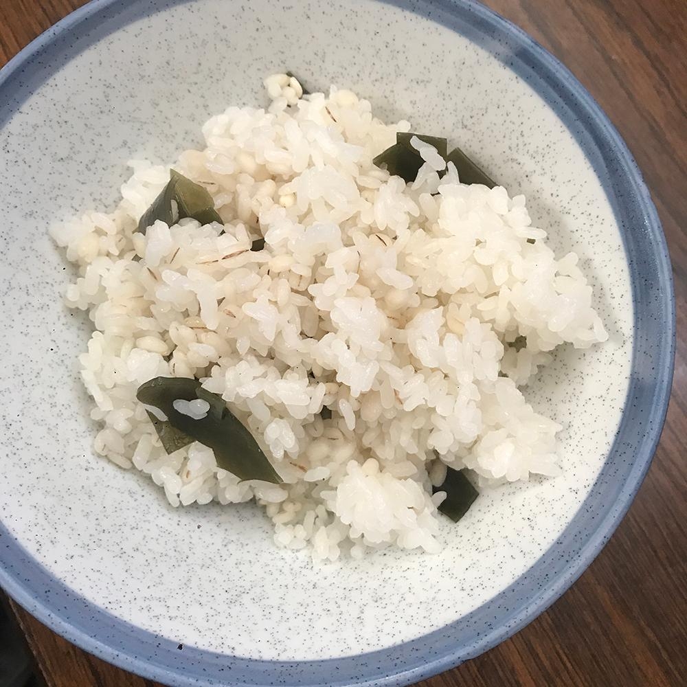 昆布と麦の炊き込みご飯