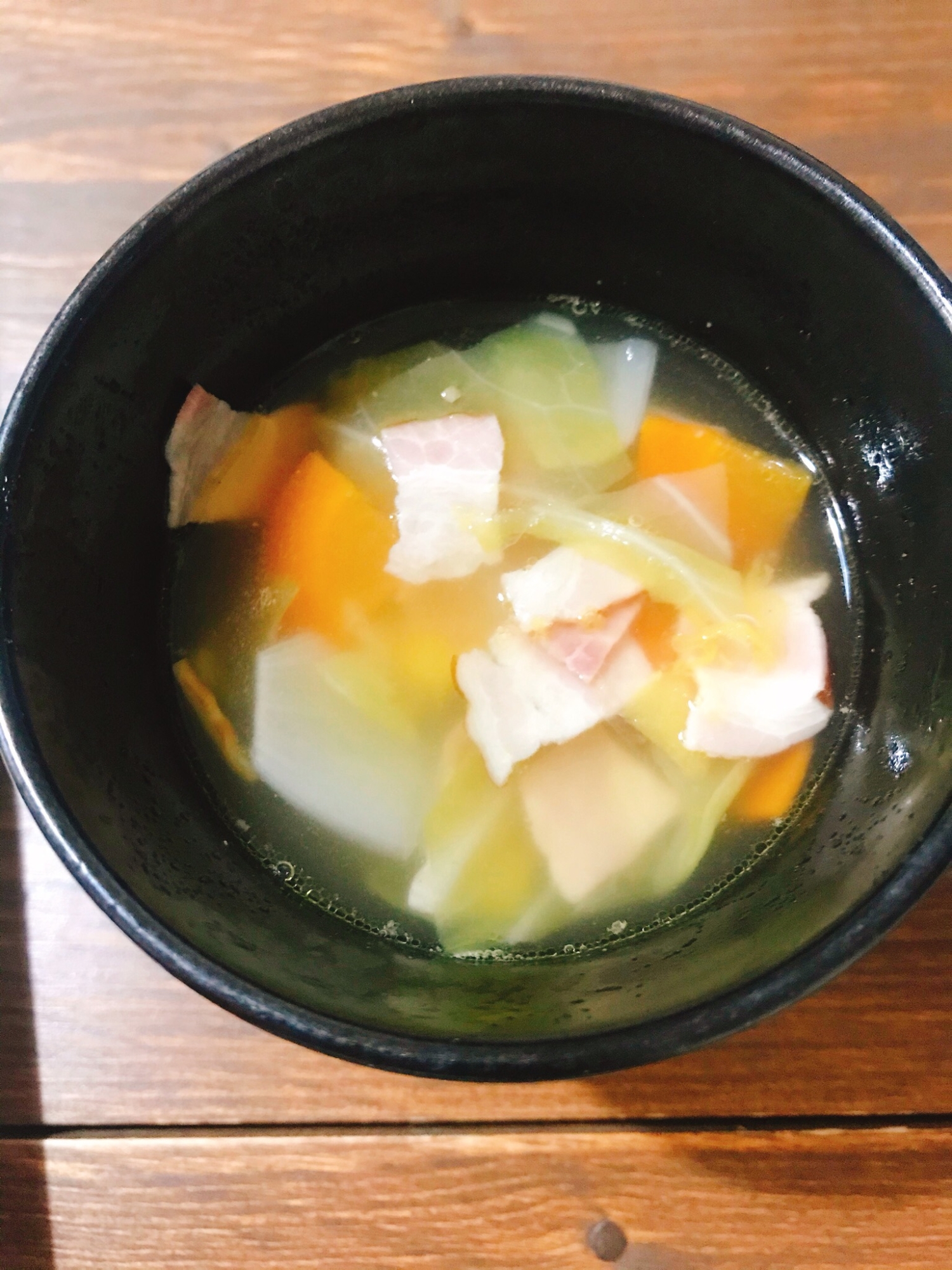 煮込むだけ！たっぷり野菜スープ