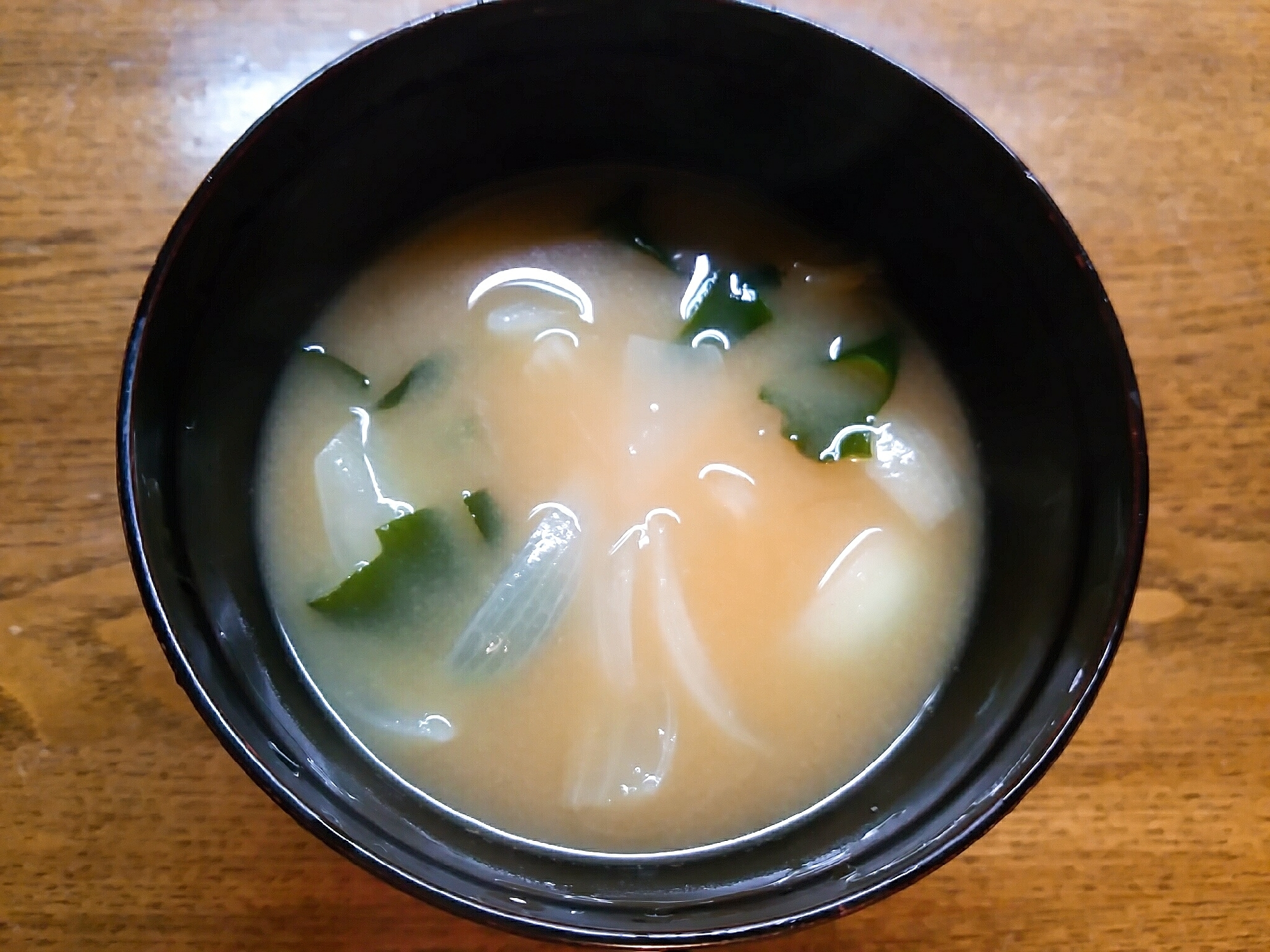 ホエー入り玉葱とワカメの味噌汁